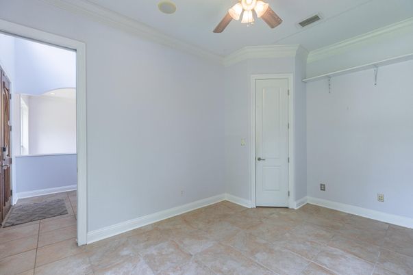 Empty room, Interior