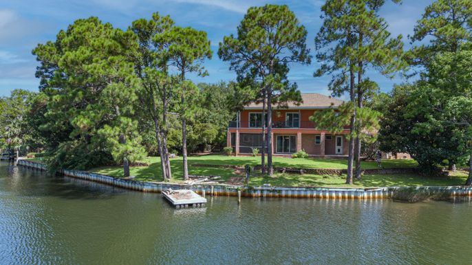Exterior, Lake