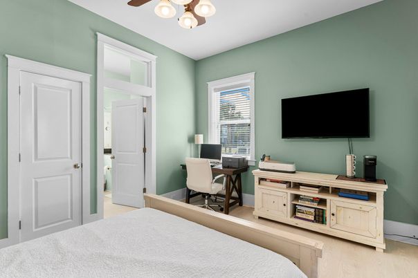Home Office, Interior