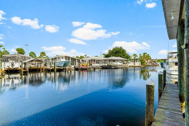 Exterior, Lake