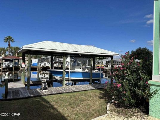 Exterior, Lake