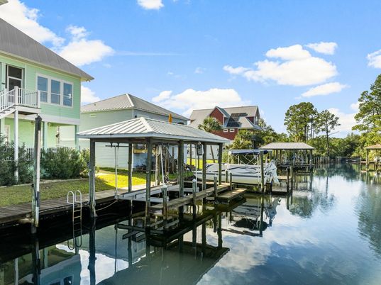 Exterior, Lake