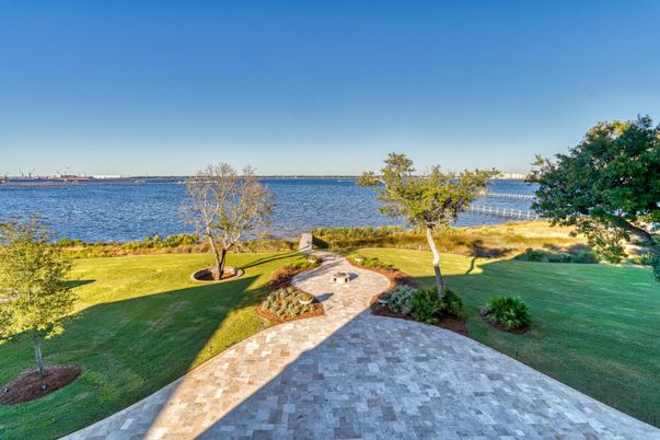 Exterior, Lake
