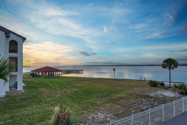 Exterior, Lake