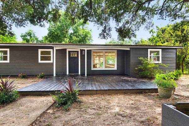 Exterior, Facade, Ranch