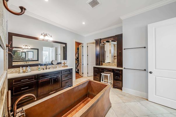 Bathroom, Dual Sink Vanities, Interior, Recessed Lighting