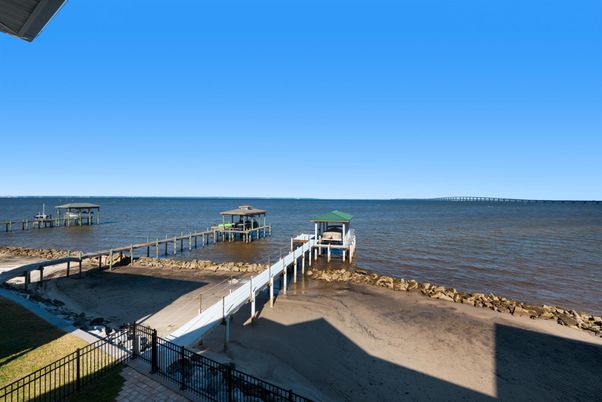 Exterior, Lake