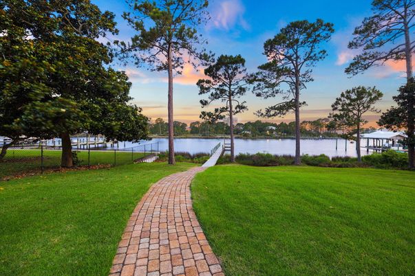 Exterior, Lake