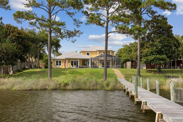 Exterior, Lake