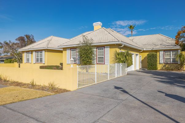 Exterior, Facade, Ranch
