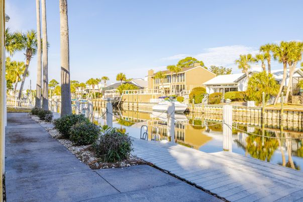 Exterior, Lake