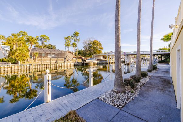 Exterior, Lake