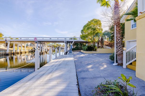 Exterior, Lake