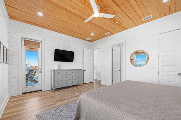 Empty room, Interior, Recessed Lighting, Wooden Ceilings, Wood Texture Flooring