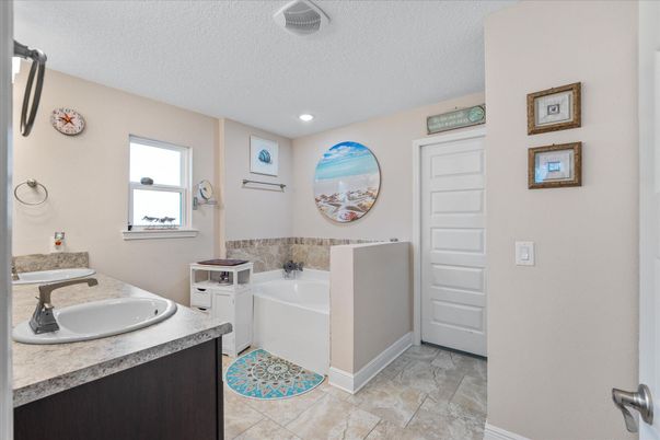 Bathroom, Dual Sink Vanities, Interior, Recessed Lighting