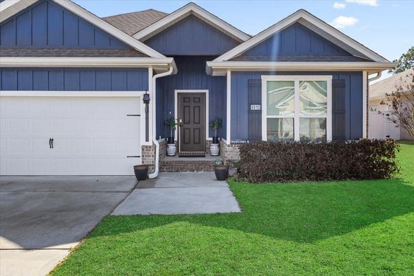 Attached, Exterior, Facade, American Craftsman