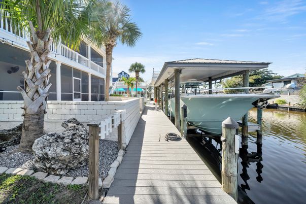 Exterior, Lake