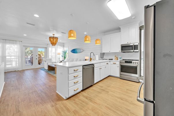 Chandelier, Dining room, Interior, Kitchen, Pendant Lights, Recessed Lighting, Stainless Steel Appliances, Wood Texture Flooring