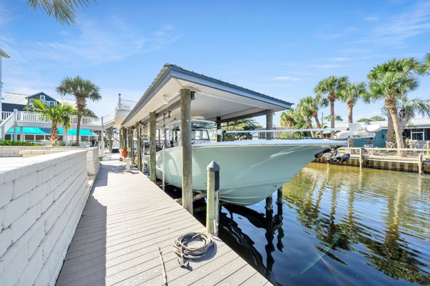 Exterior, Lake