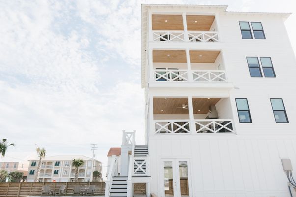 Exterior, Facade, Modern