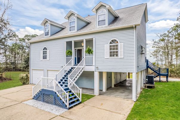 Exterior, Facade, Raised Ranch