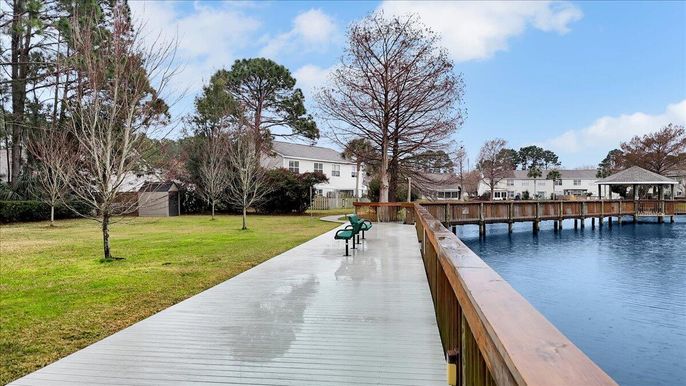 Exterior, Lake