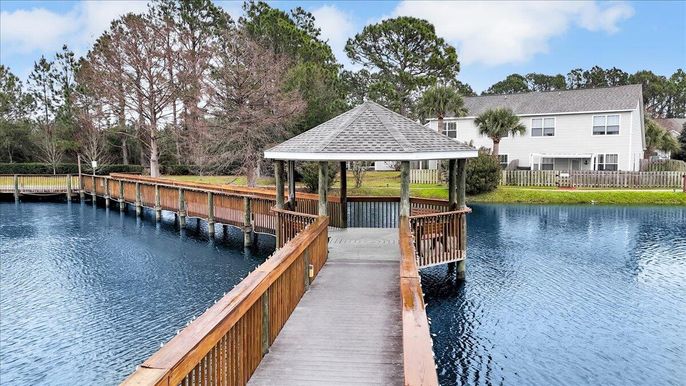 Exterior, Lake