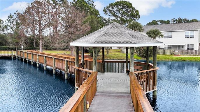 Exterior, Lake