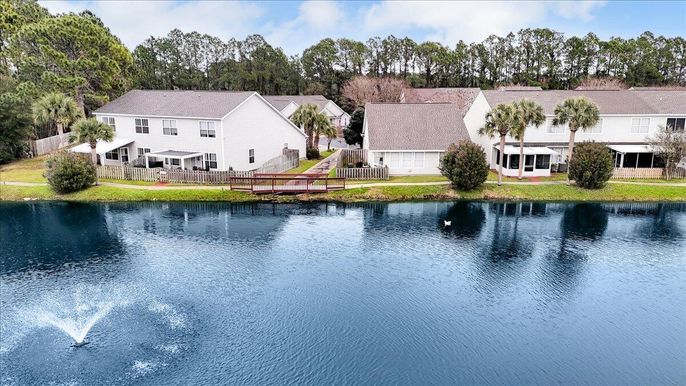 Exterior, Lake