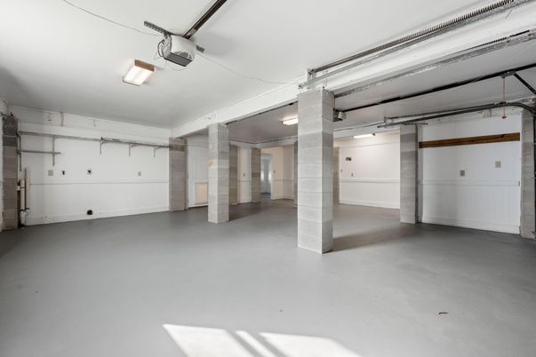 Garage, Interior