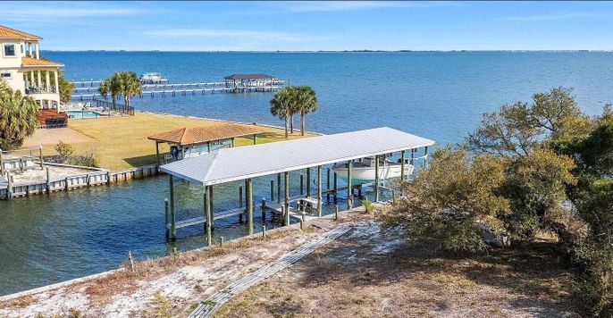 Exterior, Lake