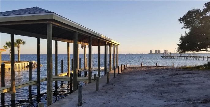 Exterior, Lake