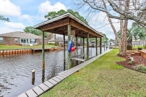 Exterior, Lake