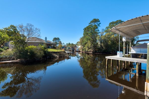 Exterior, Lake