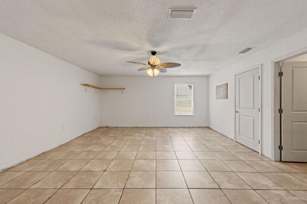 Empty room, Interior
