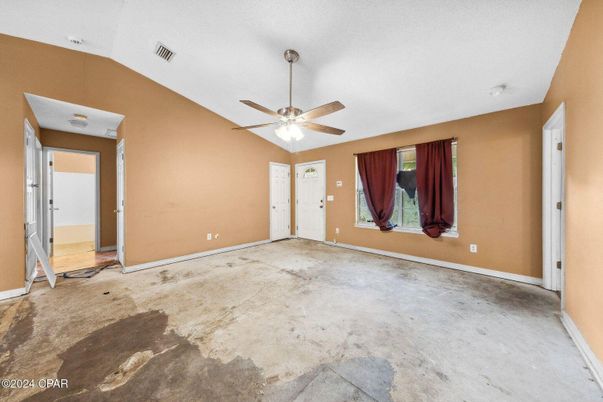 Empty room, Interior