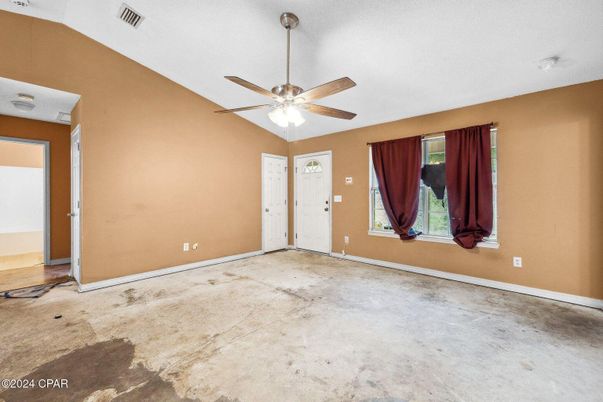 Empty room, Interior