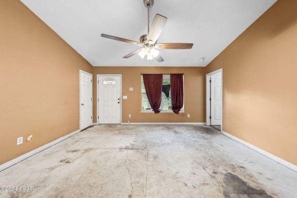 Empty room, Interior