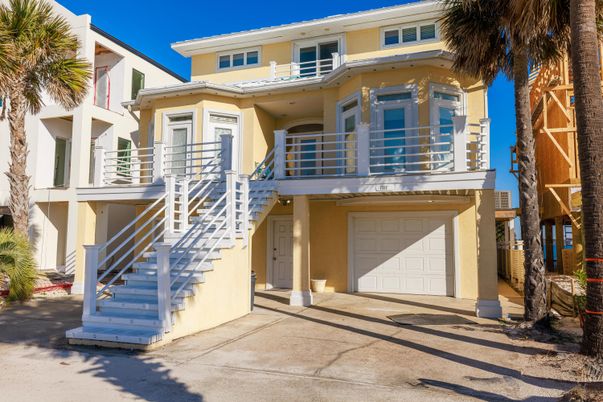 Attached, Exterior, Facade, Mediterranean
