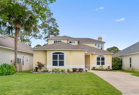 Backyard, Exterior, Facade, Ranch
