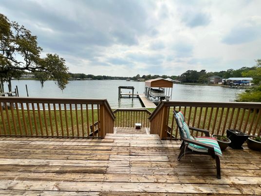 Exterior, Lake