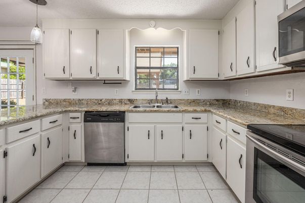 Interior, Kitchen, Pendant Lights, Stainless Steel Appliances
