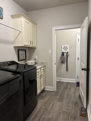 Interior, Washer, Wood Texture Flooring