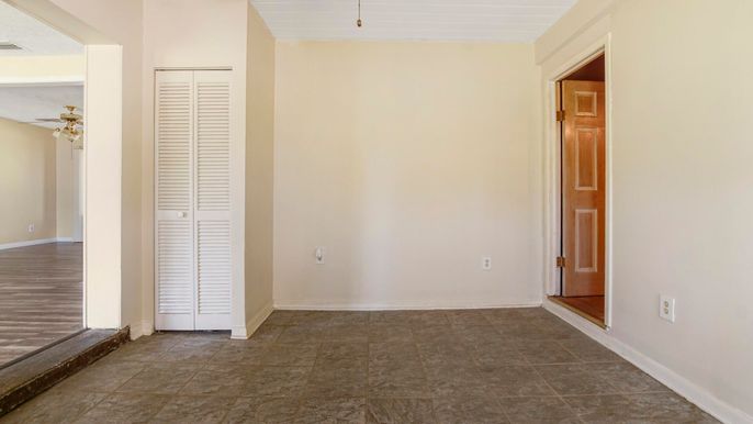 Empty room, Interior