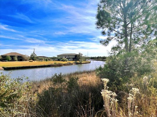 Exterior, Lake