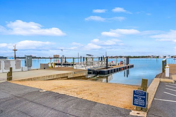 Exterior, Lake