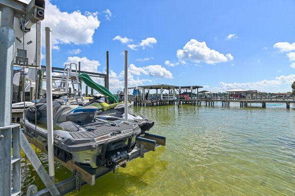 Exterior, Lake