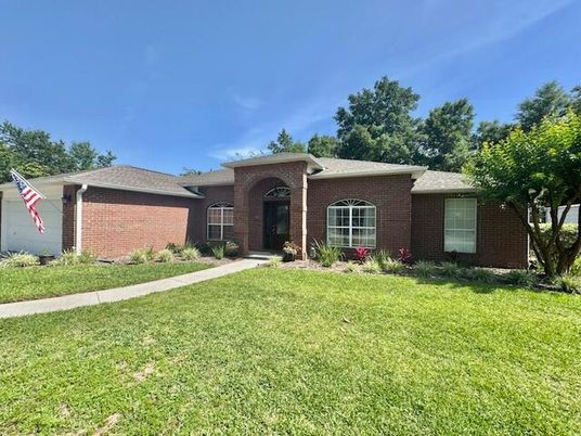 Backyard, Exterior, Facade, Brick Facade, Brick Traditional