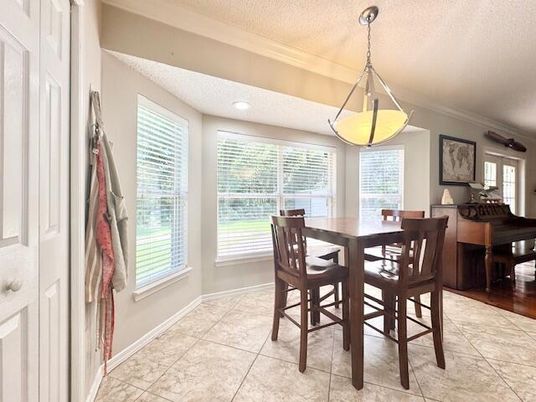 Dining room, Interior, Pendant Lights, Piano, Recessed Lighting