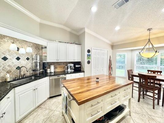 Dining room, Interior, Kitchen, Pendant Lights, Recessed Lighting, Stainless Steel Appliances